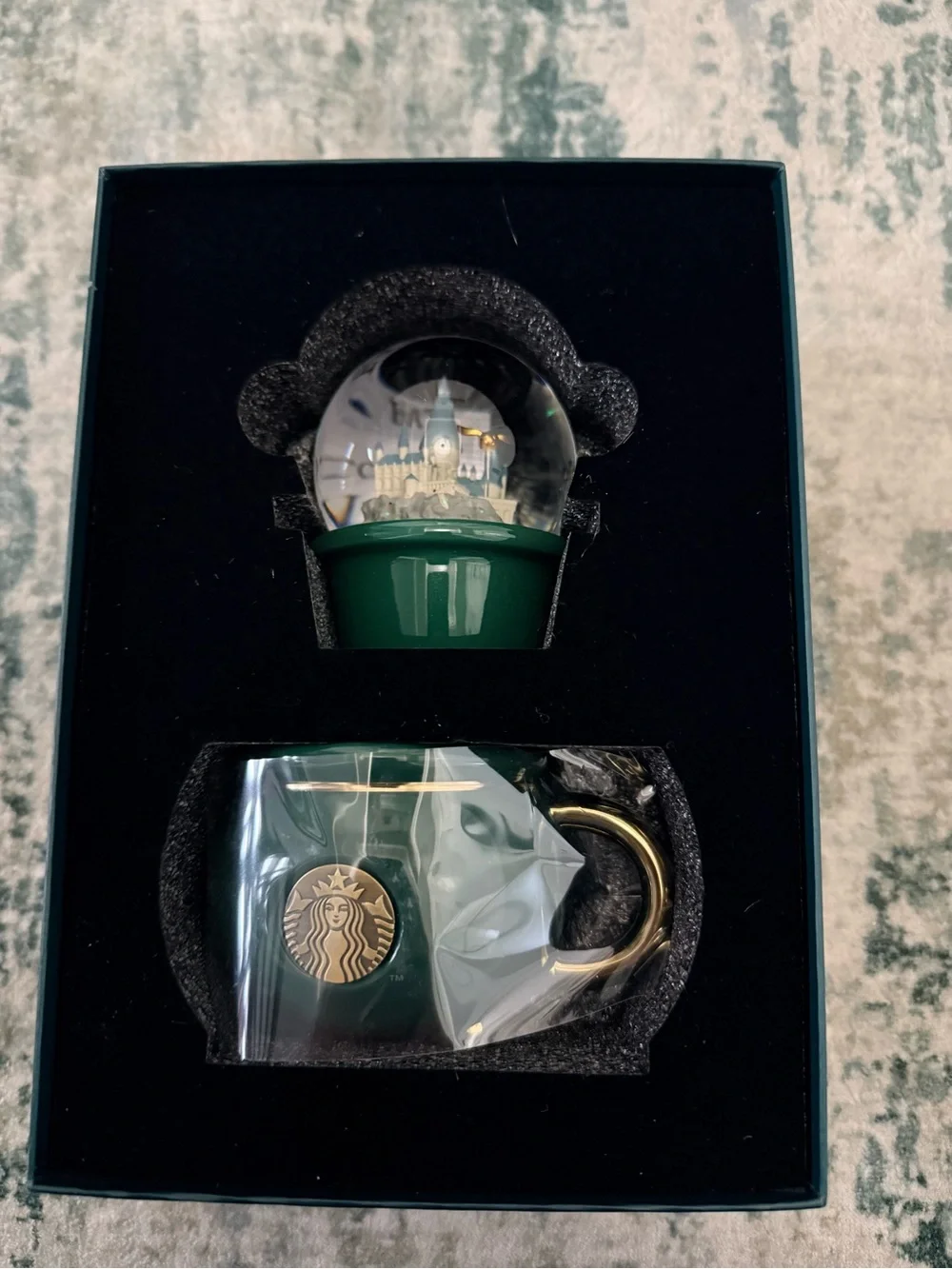 Starbucks x Harry Potter HogwartsDark Green and Gold Mini Mug & Snow Globe Sets